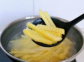 约煮至5分熟捞出，淋干水分。