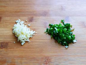 是蒜去皮切碎，小葱去皮洗净切葱花。