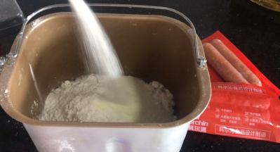 把面包坯食材除玉米油外，全部放入面包机内，揉成光滑面团