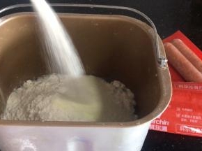 把面包坯食材除玉米油外，全部放入面包机内，揉成光滑面团