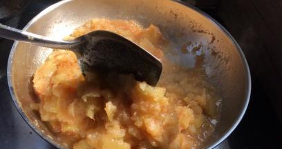 转小火熬煮。不停的搅拌均匀