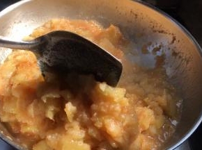 转小火熬煮。不停的搅拌均匀