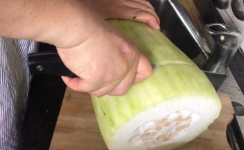 切成小段后，掏出瓜瓤和籽