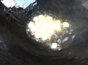 小心翼翼的倒出锅中热油，锅留底油爆香姜末