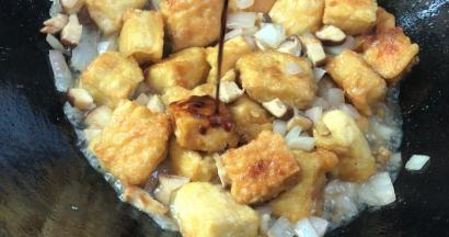 翻拌均匀后淋入生抽