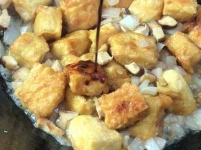 翻拌均匀后淋入生抽