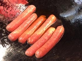 起锅放入少许食用油，放入牛肉肠