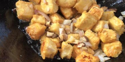 加入少许清水，煮沸后再煮一分钟