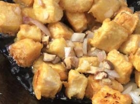 加入少许清水，煮沸后再煮一分钟