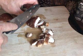 新鲜香菇洗净，切成小丁