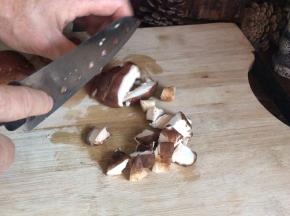 新鲜香菇洗净，切成小丁