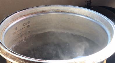 同时锅中烧半锅开水