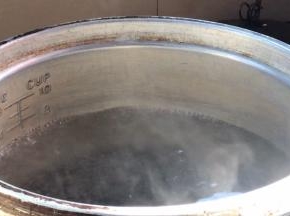 同时锅中烧半锅开水