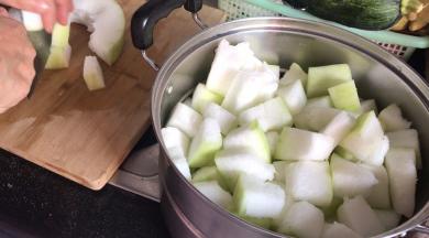 再切成小块，装入蒸锅中