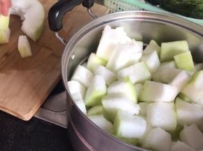 再切成小块，装入蒸锅中