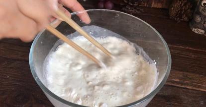 再慢慢加入适量清水，边加水边搅拌成稀糊状