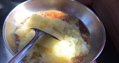 倒入冬瓜泥，翻炒至沸腾