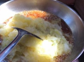 倒入冬瓜泥，翻炒至沸腾