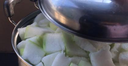 把装盘冬瓜的蒸锅放入开水锅中，蒸30分钟