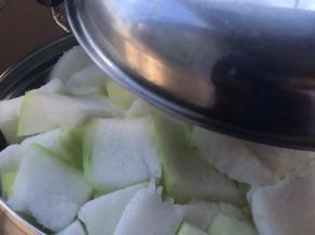 把装盘冬瓜的蒸锅放入开水锅中，蒸30分钟