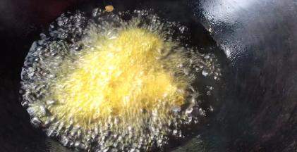 放入油锅中，不要马上拌动