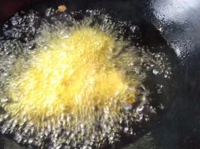 放入油锅中，不要马上拌动