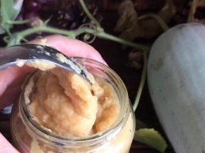 装入可密封的容器中，排出热气，密封后放入冰箱冷藏保存