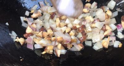 加入盐和胡椒粉，翻炒均匀