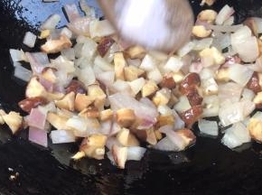 加入盐和胡椒粉，翻炒均匀