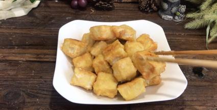 炸至金黄色捞出，沥干油备用