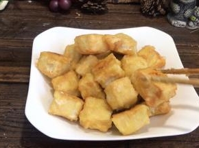 炸至金黄色捞出，沥干油备用