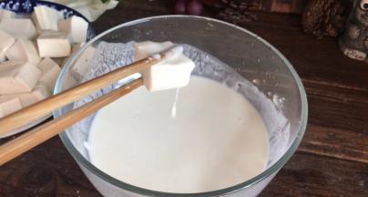 把豆腐裹满面糊