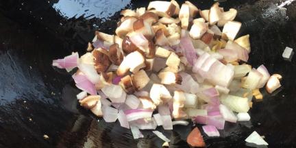 放入洋葱和香菇，翻炒均匀至变软