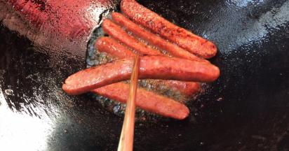 捞出沥油，放凉备用