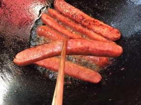 捞出沥油，放凉备用