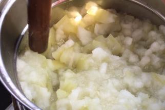 再用擀面杖把冬瓜揣成泥（也可以用料理机或者别的工具）