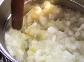 再用擀面杖把冬瓜揣成泥（也可以用料理机或者别的工具）