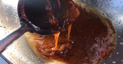 加入冰糖，熬成糖浆