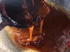 加入冰糖，熬成糖浆