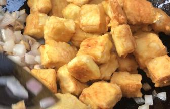 倒入炸好的豆腐，翻炒均匀