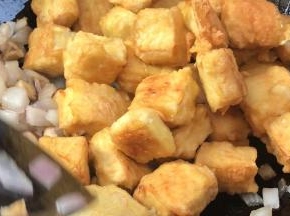 倒入炸好的豆腐，翻炒均匀
