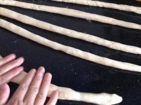 再分搓成细长条