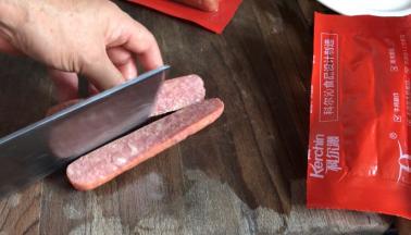 把牛肉肠一分为二
