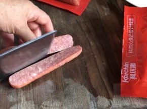 把牛肉肠一分为二