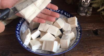 豆腐洗净后切成小方块