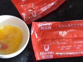 取一个鸡蛋黄，加少许清水搅拌至蛋黄液，提前把烤箱200度预热10分钟