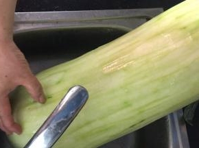 冬瓜去皮后洗净