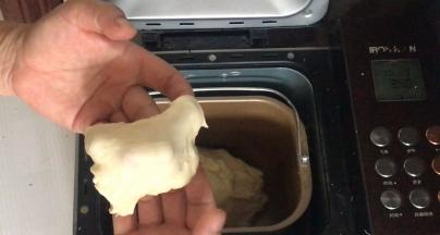 继续揉面至扩展状态即可