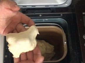 继续揉面至扩展状态即可