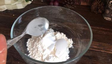 把面粉和淀粉放入大点的碗中，加入少许盐